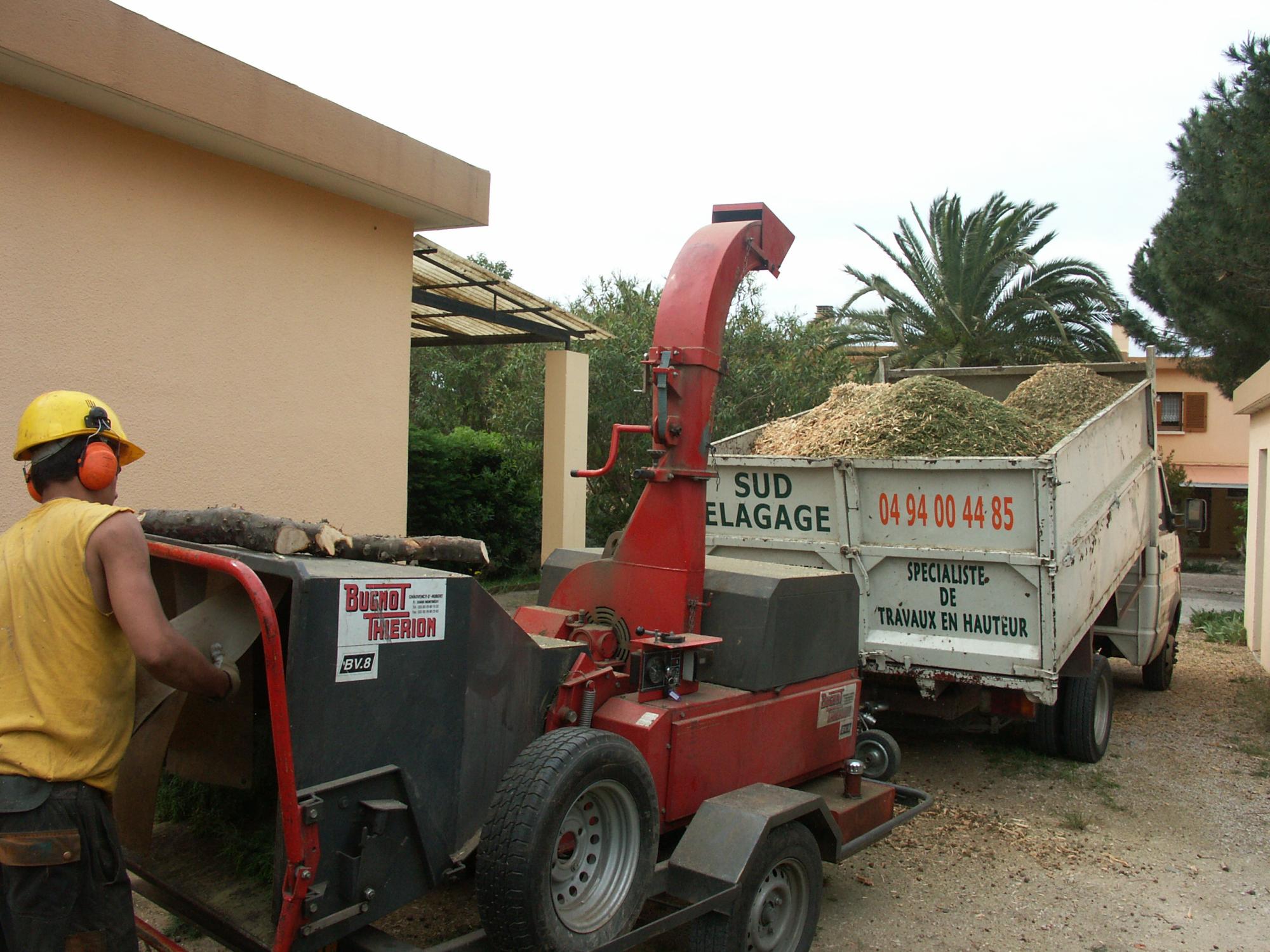 Compost, terre enrichie et paillage - outils de paillage